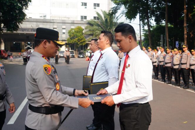 
					Kapolda Metro Jaya Serahkan Pin Emas Kapolri kepada Personel Ditresnarkoba PMJ Pengungkap Sabu 516 Kg Jaringan Internasional