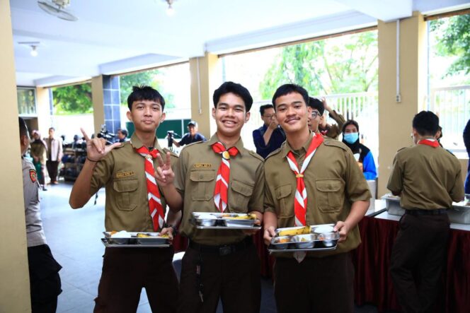 
					SPPG Polri Mulai Terapkan Sistem Prasmanan, Perdana di Pejaten