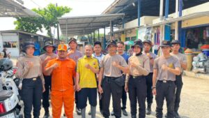 Brimob Polda Metro Jaya Bersihkan Pasar Tegal Danas Bekasi, Lingkungan Lebih Nyaman dan Bebas Genangan