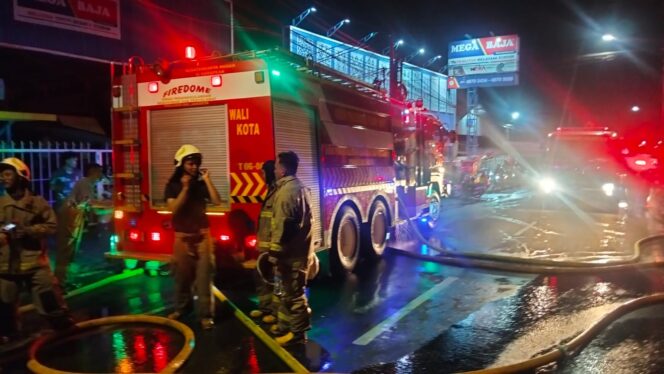 
					Polisi Sigap Tangani Kebakaran di Pulogebang, Warga Diselamatkan dari Ancaman Api Tengah Malam