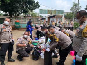 Polres Metro Jaktim Dorong Kepedulian Lingkungan Lewat Edukasi Pengolahan Sampah Bernilai Ekonomis