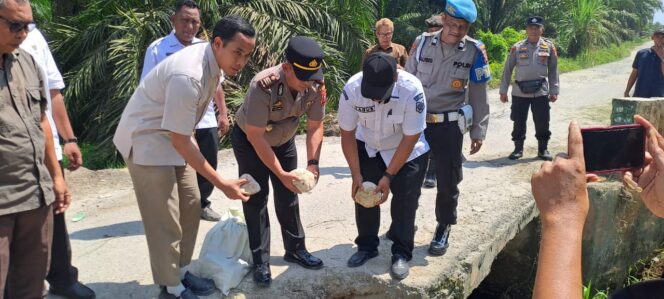 
					Peletakan Batu Pertama Jembatan Merah Putih Presisi di Torgamba, Warga Bunut Sambut Haru Akses Penghubung Baru