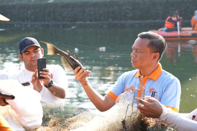 
					320 Kg Ikan Sapu-Sapu Ditangkap di Waduk Kaja, Operasi Masih Berlanjut