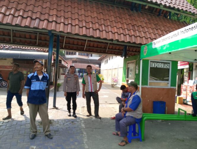 
					Polisi Hadir di Terminal Kampung Rambutan, Jaga Keamanan dan Waspada Kejahatan di Tengah Aktivitas Penumpang
