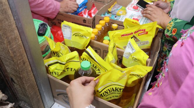 
					Satgas Pangan Polda Metro Jaya Sidak Harga Minyakita yang tidak sesuai dengan Harga Eceran Tertinggi di Pasar Minggu