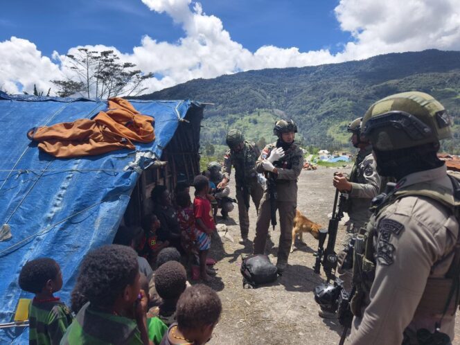 
					Satgas Damai Cartenz Laksanakan Patroli dan Layanan Kesehatan di Pengungsian Gigobak Sinak, Wujud Nyata Kepedulian kepada Warga