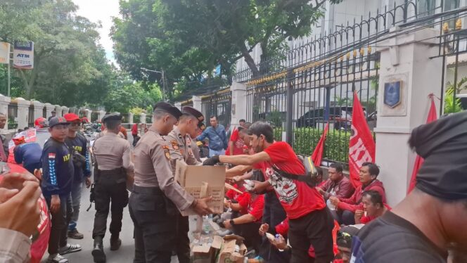 
					Polres Metro Jakarta Pusat Layani Penyampaian Pendapat Buruh di MA, Bagikan Roti dan Air Mineral kepada Peserta Aksi