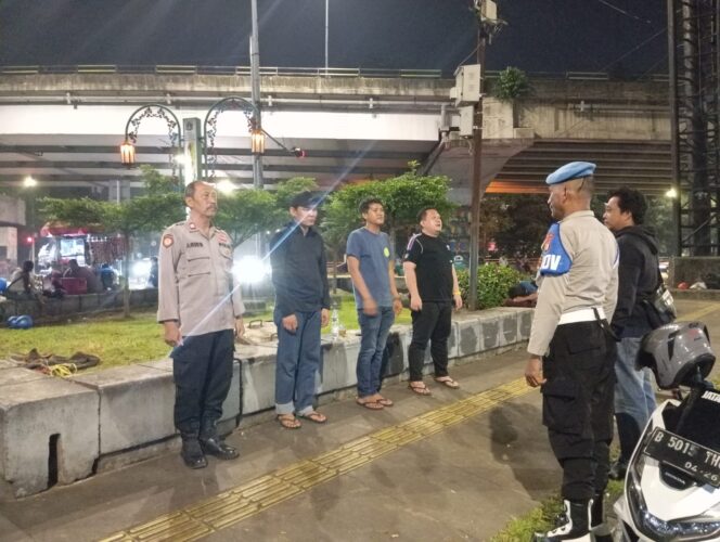 
					Polsek Ciracas Gelar Patroli Cipta Kondisi, Antisipasi Tawuran dan Kejahatan Jalanan