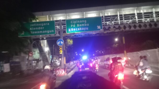 
					Brimob Polda Metro Jaya Gagalkan Tawuran Subuh, Sajam 2 Meter Diamankan di Jakarta Timur