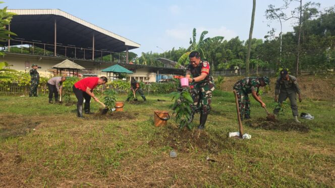 
					Peringati Hari Bumi, Koramil-02/Penjaringan Bersama 3 Pilar Tanam 1.000 Pohon Buah