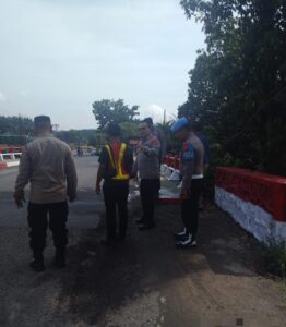 Polsek Kotapinang Hadir Lewat Program Jembatan Merah Putih Sentuh Titi Kembar Bedagai di Aspal