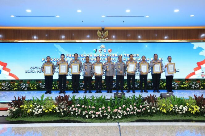 
					WAKAPOLRI BUKA RAKERNIS EMPAT FUNGSI PUSAT POLRI 2026, TEGASKAN PENGUATAN ORGANISASI DAN BERI PENGHARGAAN IKPA TERBAIK