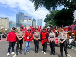 Pelayanan Humanis May Day, Polisi Bagikan Makanan kepada Peserta Aksi