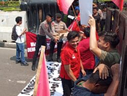 Di Tengah Aksi Penyampaian Aspirasi, Polisi Bagikan Air Mineral dan Snack untuk Massa