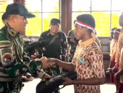 Koops TNI Habema Gelar Bhakti Pertiwi Hardiknas 2026 di SDN 1 Pomako