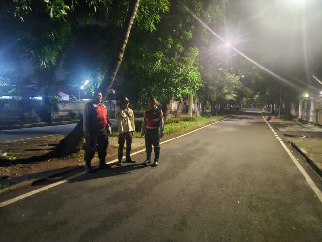 
					Polsek Pulogadung Laksanakan Patroli Dini Hari, Perketat Pengawasan Wilayah Rawan kriminalitas 