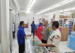 Bhabinkamtibmas Kayu Putih Gelar Cooling System di Minimarket, Perkuat Sinergi Satpam dan Warga Cegah Gangguan Kamtibmas