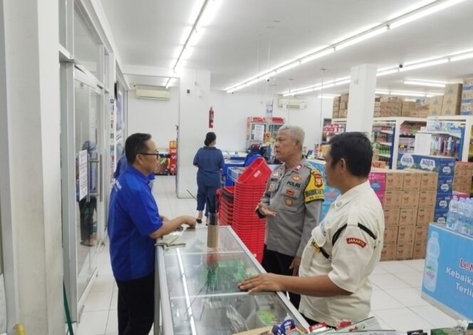 
					Bhabinkamtibmas Kayu Putih Gelar Cooling System di Minimarket, Perkuat Sinergi Satpam dan Warga Cegah Gangguan Kamtibmas