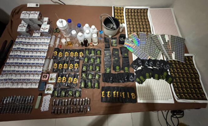 
					POLDA METRO JAYA MEMBONGKAR CLANDESTINE LAB CARTRIDGE VAPE MENGANDUNG NARKOTIKA GOLONGAN II JENIS ETOMIDATE DI JAKARTA BARAT