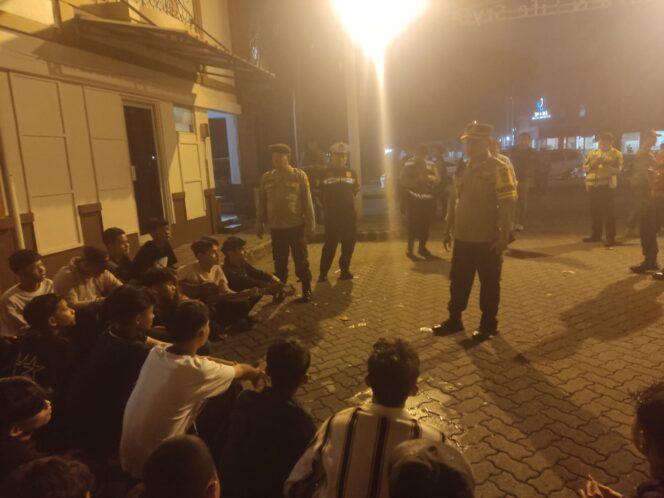
					Operasi Kejahatan Jalanan Polres Metro Bekasi, Petugas Bubarkan Kelompok Remaja di Jababeka
