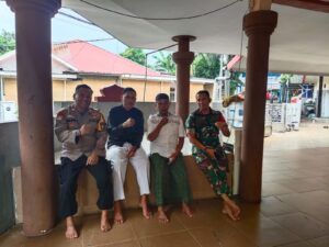 Sinergitas TNI-Polri di Ceger, Sambangi Ketua RT dan Perkuat Kamtibmas Lingkungan