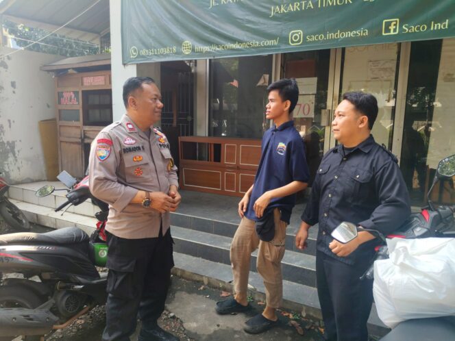 
					Bhabinkamtibmas Door to Door di Ceger, Layanan Polisi 110 Dikenalkan untuk Perkuat Rasa Aman Warga