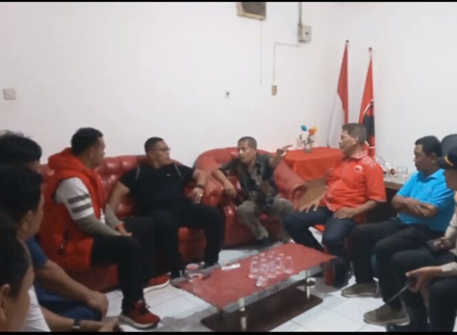 
					Adu Data di Kantor Banteng , PN Rantauprapat Cocokkan Lahan Sengketa DPC PDIP Labuhanbatu, Berjalan Damai.