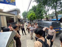 Polisi Hadir Bukan Sekadar Menjaga, Tapi Menolong: Aksi Humanis Siswa Latja Polsek Cakung Bantu Warga Sakit di Jatinegara