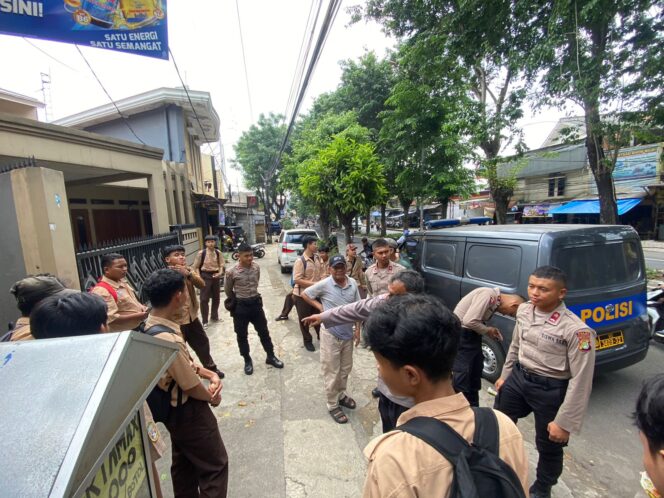 
					Polisi Hadir Bukan Sekadar Menjaga, Tapi Menolong: Aksi Humanis Siswa Latja Polsek Cakung Bantu Warga Sakit di Jatinegara