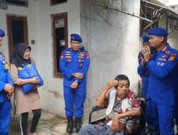 Ditpolairud PMJ Tebar Kepedulian di Pesisir Cilincing, Bantu Warga Stroke Lewat Kursi Roda