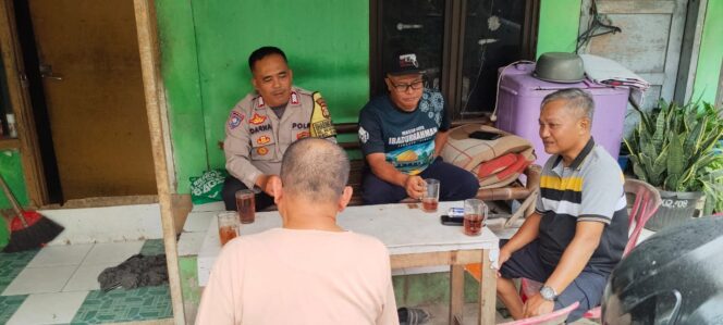 
					Bhabinkamtibmas Kelapa Dua Wetan Sosialisasikan Layanan Polisi 110, Ajak Warga Tingkatkan Kewaspadaan Lingkungan