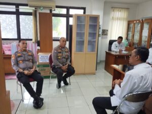 Kapolsek Kramatjati Perkuat Sinergitas Empat Pilar Lewat Silaturahmi di Kelurahan Batu Ampar