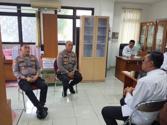 
					Kapolsek Kramatjati Perkuat Sinergitas Empat Pilar Lewat Silaturahmi di Kelurahan Batu Ampar