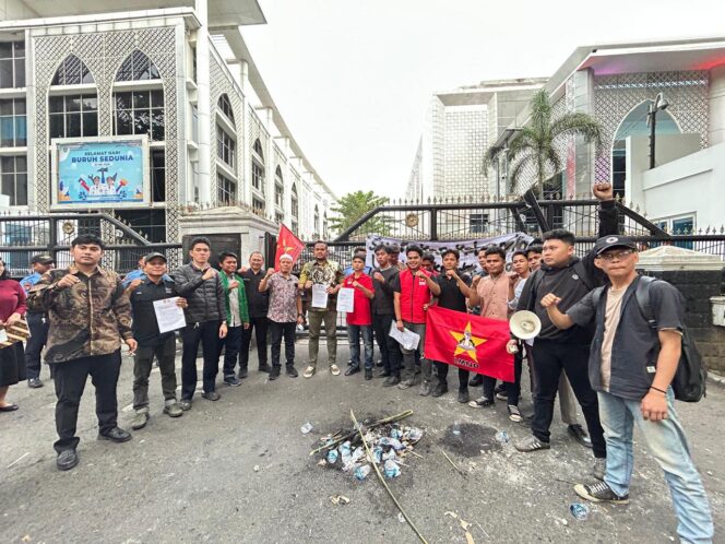 
					EW LMND SUMUT Gelar Aksi Hardiknas di DPRD Sumut, Soroti Pungli Pendidikan dan Desak Pencopotan Kepala BGN