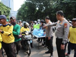 Jumat Peduli, Polda Metro Jaya Bagikan 350 Paket Sembako ke Ojol