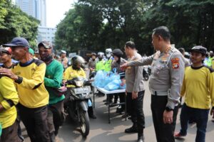 Jumat Peduli, Polda Metro Jaya Bagikan 350 Paket Sembako ke Ojol