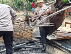 Baru Jabat Kapolsek Polsek NA IX-X , AKP Gunawan Turun Langsung  Bantu Warga Korban Kebakaran  di Desa Batu Tunggal