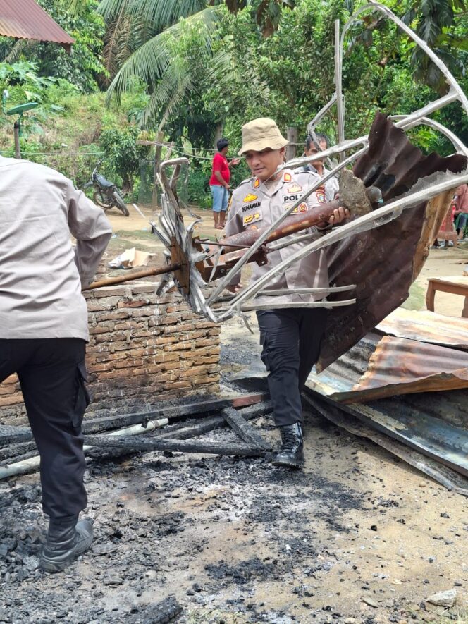 
					Baru Jabat Kapolsek Polsek NA IX-X , AKP Gunawan Turun Langsung  Bantu Warga Korban Kebakaran  di Desa Batu Tunggal