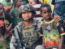 Satgas Damai Cartenz Tanamkan Semangat Belajar kepada Pelajar di Distrik Sinak