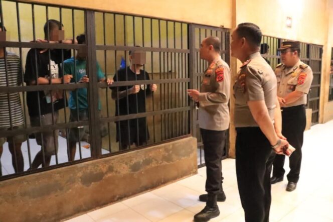 
					Kapolres Labuhanbatu Cek RTP, Beri Motivasi Kepada Tahanan