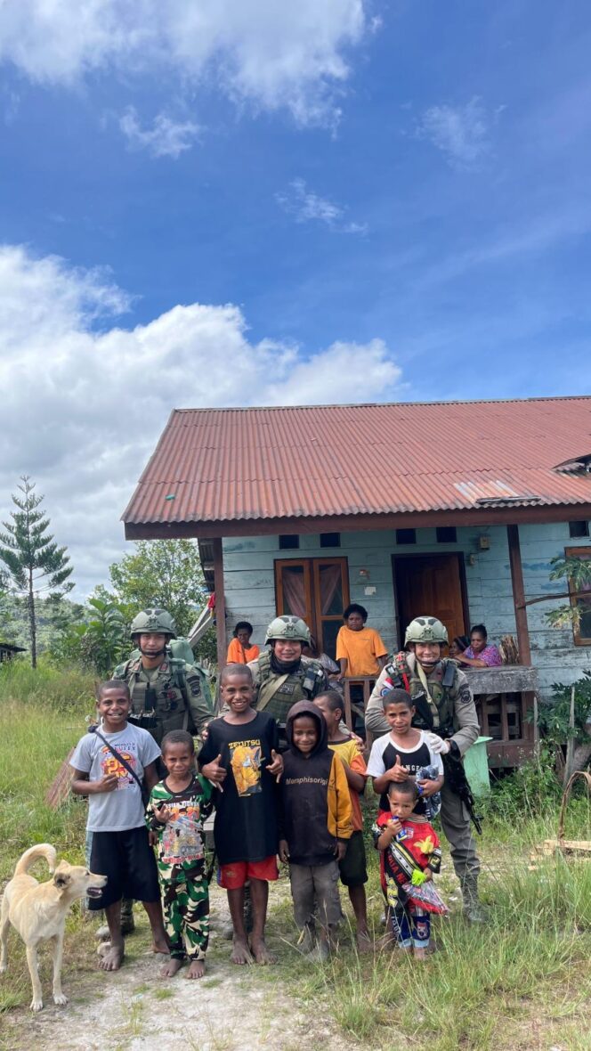 
					Jalin Keakraban dengan Warga, Satgas Ops Damai Cartenz Gelar Patroli Dialogis di Serambakon