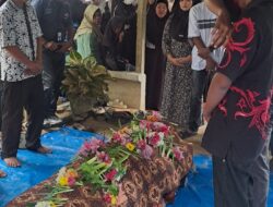 Kapolsek Torgamba Bersama Personel Melayat dan Berikan Trauma Healing kepada Keluarga Korban Pengeroyokan di Aek Batu