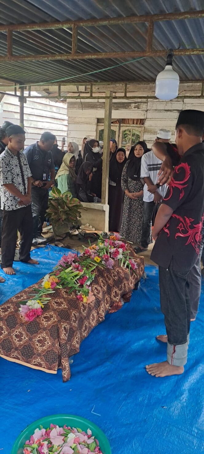 
					Kapolsek Torgamba Bersama Personel Melayat dan Berikan Trauma Healing kepada Keluarga Korban Pengeroyokan di Aek Batu