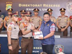 Wadir Reskrimum Polda Metro Jaya Serahkan Referensi Hukum Terbaru kepada 17 Taruna Akpol: Perkuat Profesionalisme Generasi Mendatang