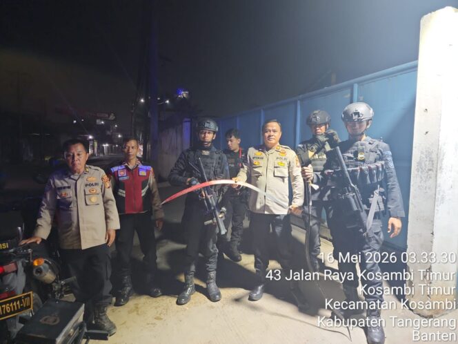 
					Brimob Polda Metro Jaya Bubarkan Tawuran di Kosambi, Parang 1 Meter Disita