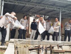 Kapolres Metro Bekasi Tebar 10.000 Benih Lele, Dukung Rantai Pasok SPPG Polri