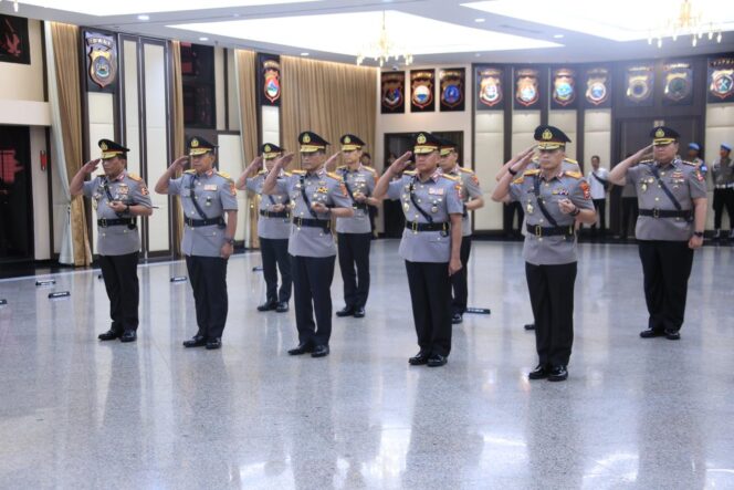 
					Kapolri Pimpin Pelantikan dan Sertijab Sejumlah PJU Mabes Polri dan Kapolda