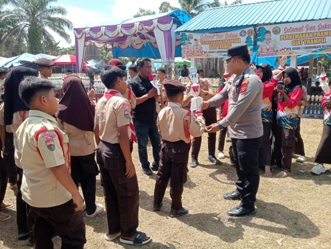 
					Polsek Sungai Kanan Hadiri Penyerahan Piala Lomba Pramuka di Sungai Kanan, Kapolsek : Pramuka Bentuk Generasi Disiplin dan Berkarakter