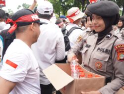Polisi Bagikan Air Mineral dan Roti ke Massa Aksi Guru Honorer di DPR