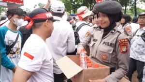 Polisi Bagikan Air Mineral dan Roti ke Massa Aksi Guru Honorer di DPR